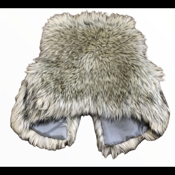 OLD NAVY Faux Fur Vest With Button Enclosure Ivory/Grey Mix Girls Age 4T - Picture 8 of 11